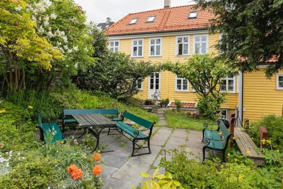 KS12 - Charming 3BR Bergen Townhouse House in Bergen