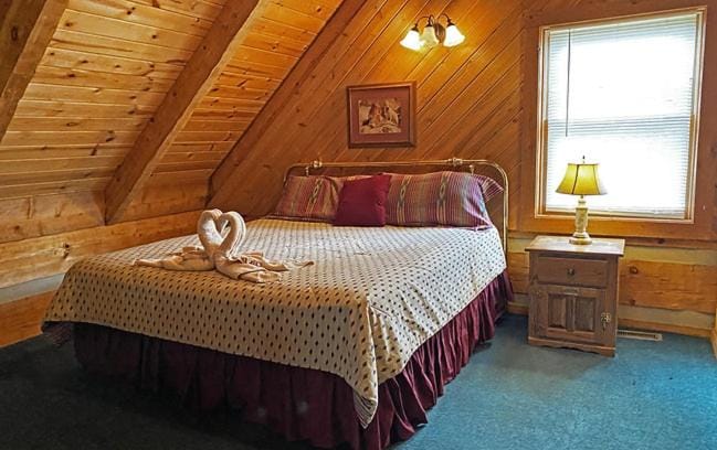 Trails End- Your Romantic Getaway Awaits! Chalet in Pittman Center
