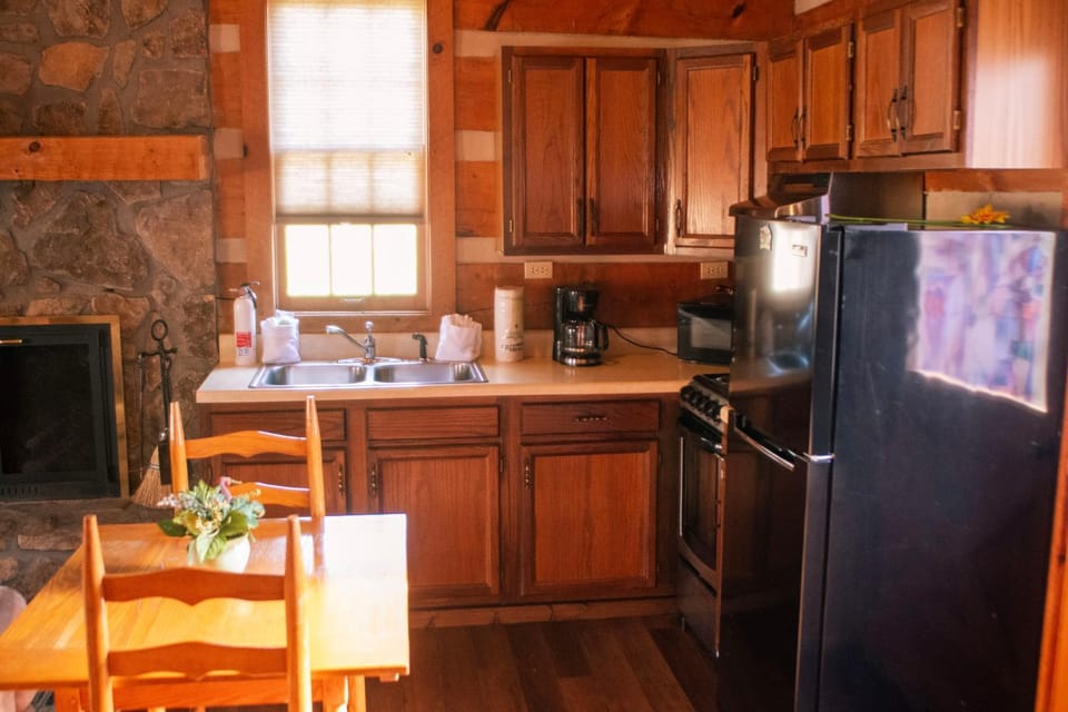 Copeland Creek- Tiny Cabin Cabin in Pittman Center