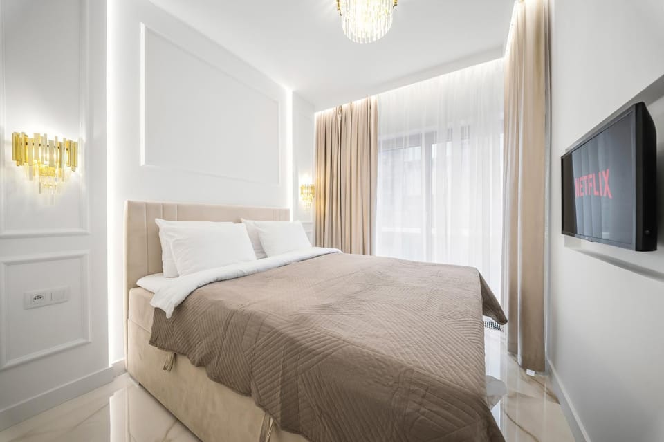 Bed, TV and multimedia, Photo of the whole room, Bedroom