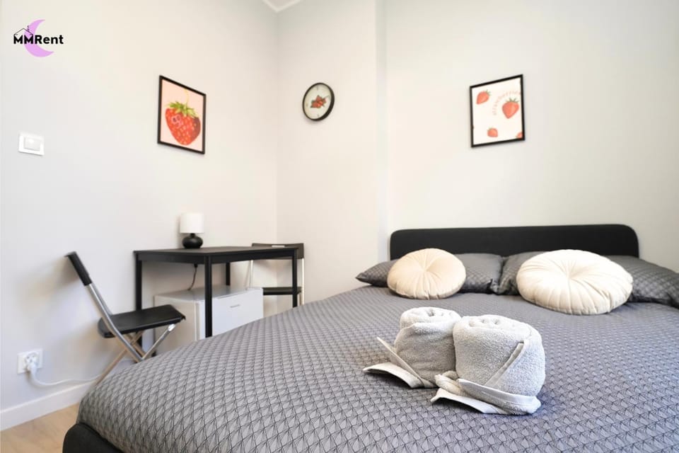 Bed, towels