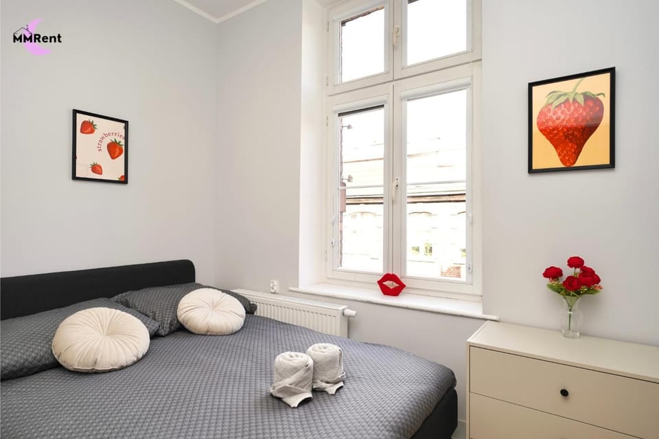 Bed, Decorative detail, towels