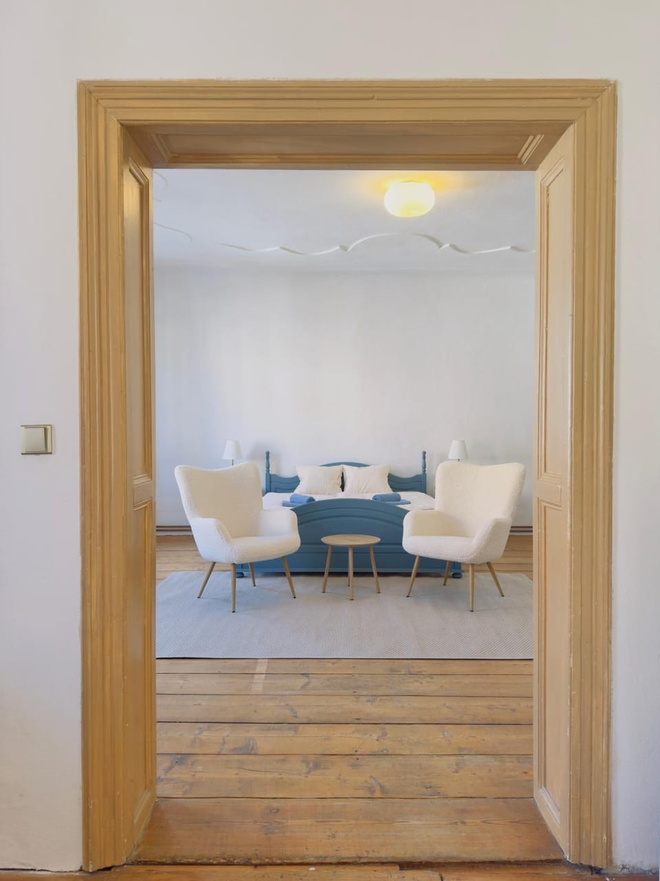 Bed, Seating area, Bedroom