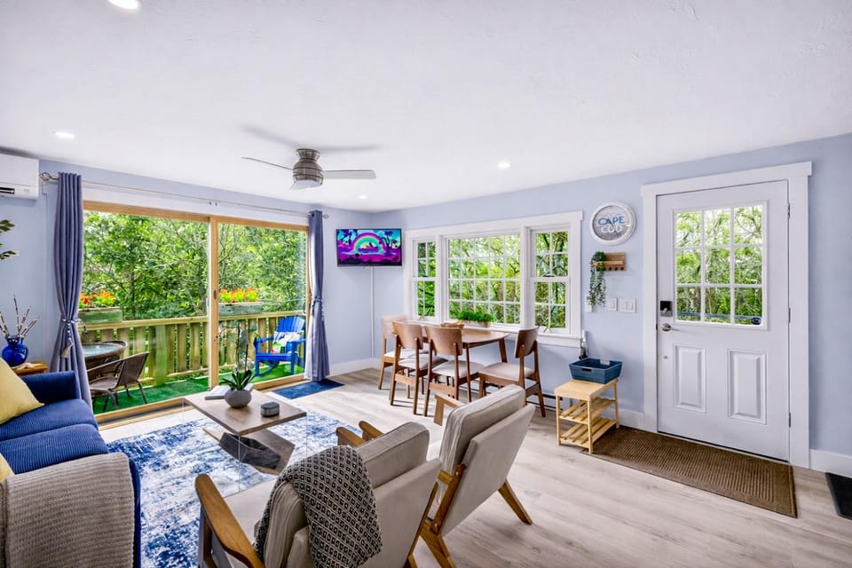 Steps to Beach - Private Deck, Parking, AC House in Provincetown