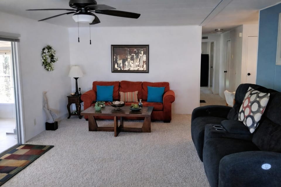 Lakefront Retreat • Patio + Grill • Pet Friendly House in Leesburg