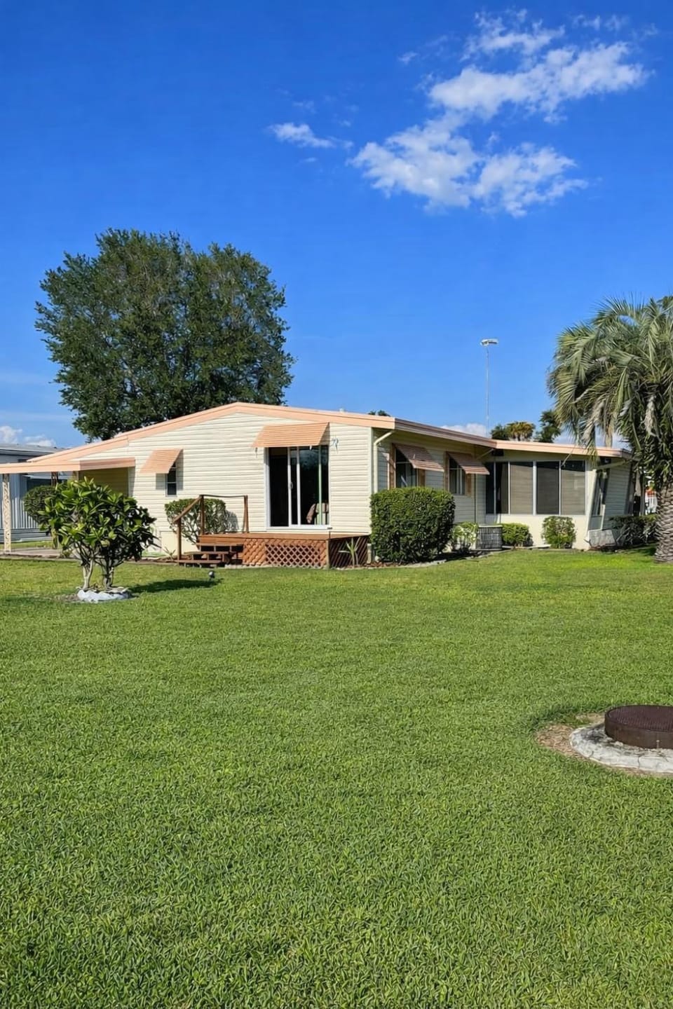 Lakefront Retreat • Patio + Grill • Pet Friendly House in Leesburg