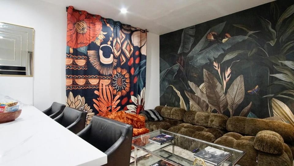La Maison Elevee Designer Private Home 3 BR Apartment in North Hollywood