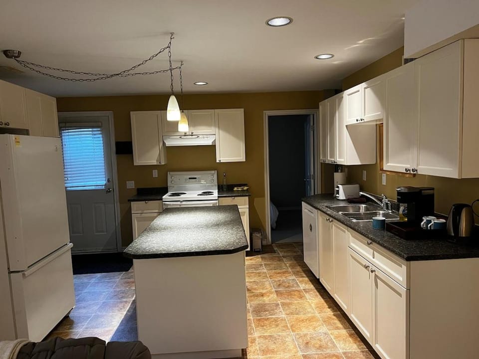 Cozy 2BR Getaway Quiet & Relaxing House in British Columbia