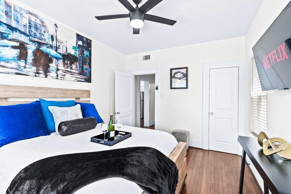 Luxury Montrose Condo with Pool Table Free Wine & Balcony House in Houston