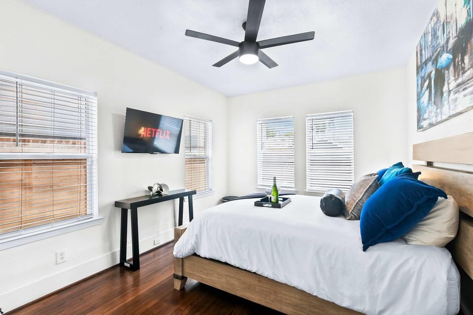 Luxury Montrose Condo with Pool Table Free Wine & Balcony House in Houston