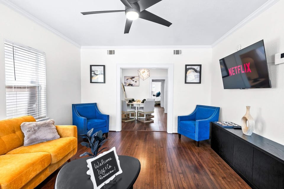Luxury Montrose Condo with Pool Table Free Wine & Balcony House in Houston