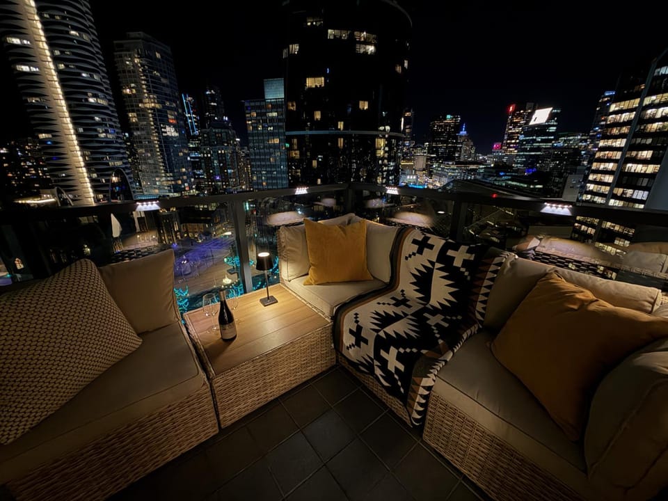 Luxe 2BR 2BA l City Mountain Views l Central Vancouver l Free Parking Apartment in Vancouver