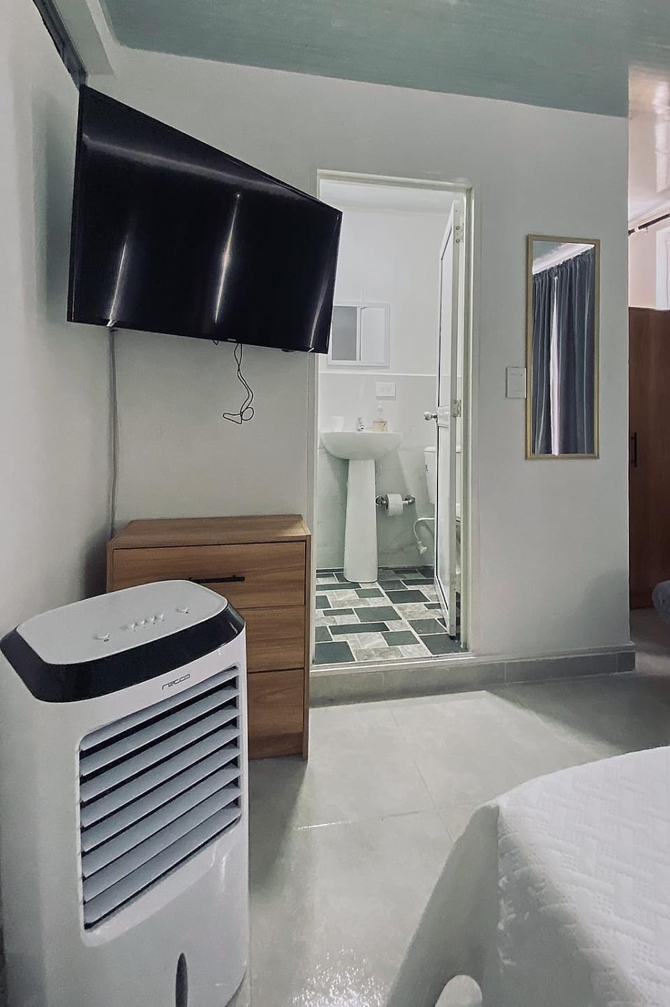 Bathroom, TV and multimedia, Bedroom