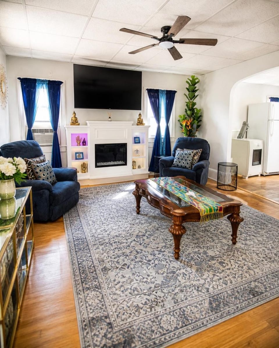 TV and multimedia, Seating area, Evening entertainment, fireplace