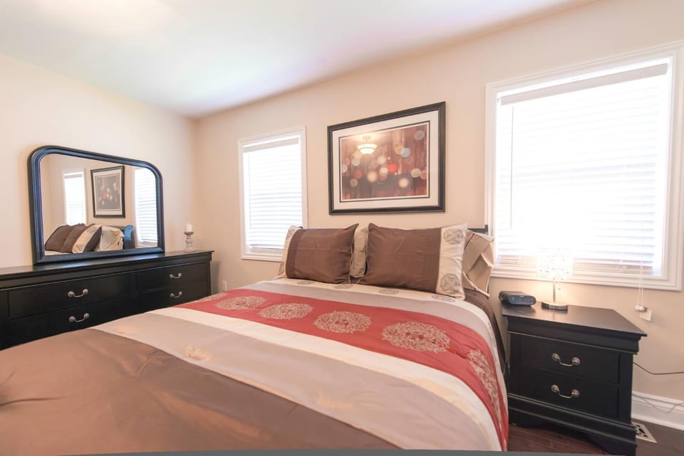 WALK TO THE BEACH RETREAT House in Fort Erie