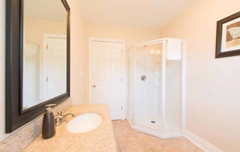 WALK TO THE BEACH RETREAT House in Fort Erie