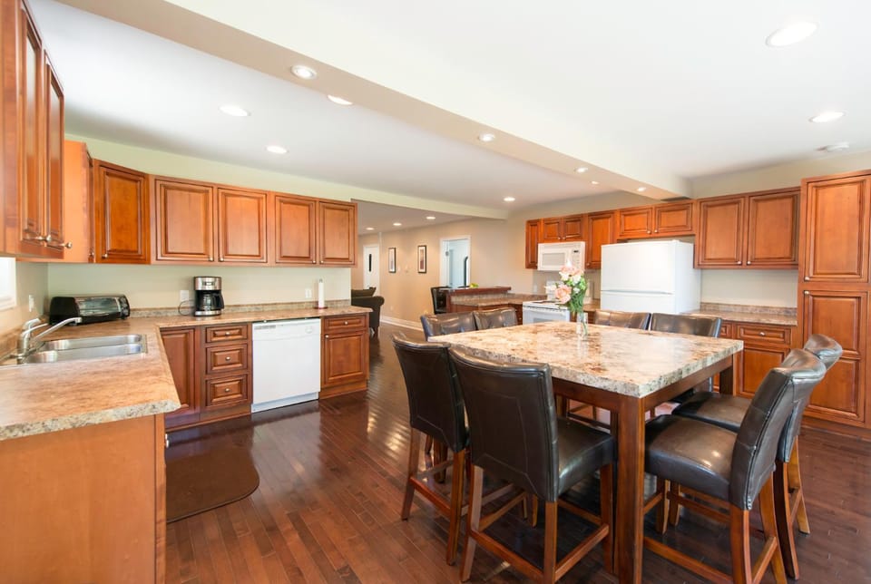 WALK TO THE BEACH RETREAT House in Fort Erie