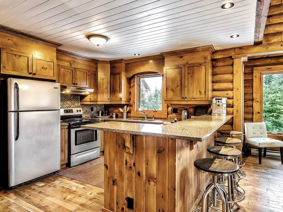 NEW Tremblant North Timber Lodge Retreat | Hot Tub Chalet in Ontario