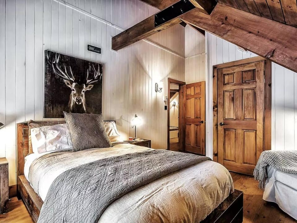 NEW Tremblant North Timber Lodge Retreat | Hot Tub Chalet in Ontario