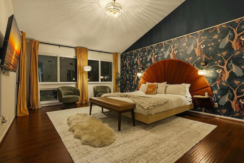 TV and multimedia, Seating area, Bedroom