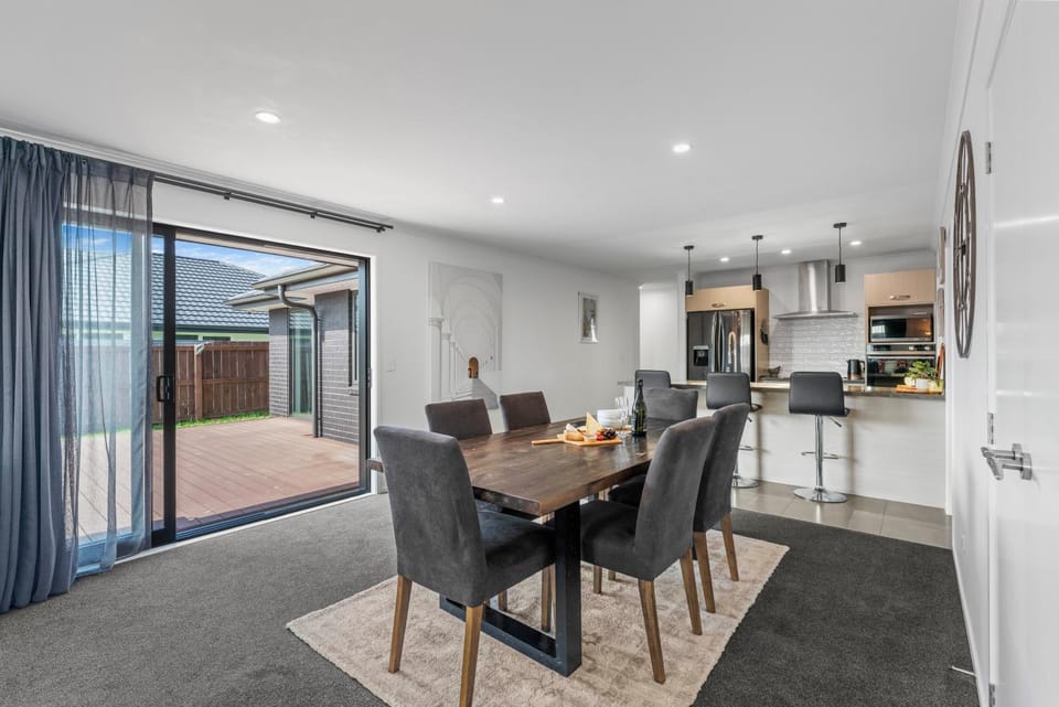 Dining area, kitchen