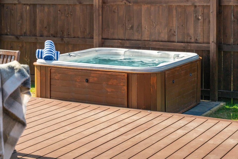 Hot Tub, Seating area
