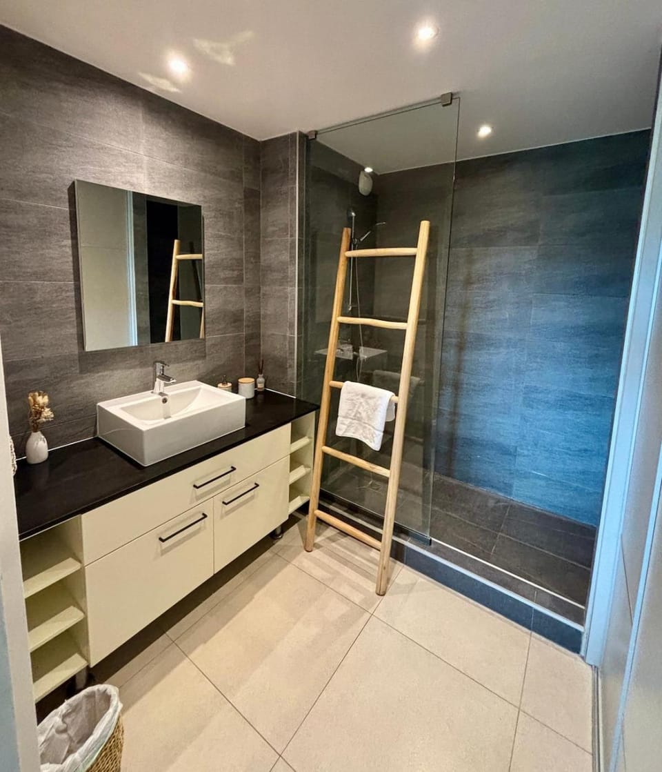 Cocoon - Awesome view, cosy 1bdroom AC with pool Apartment in Pape'ete