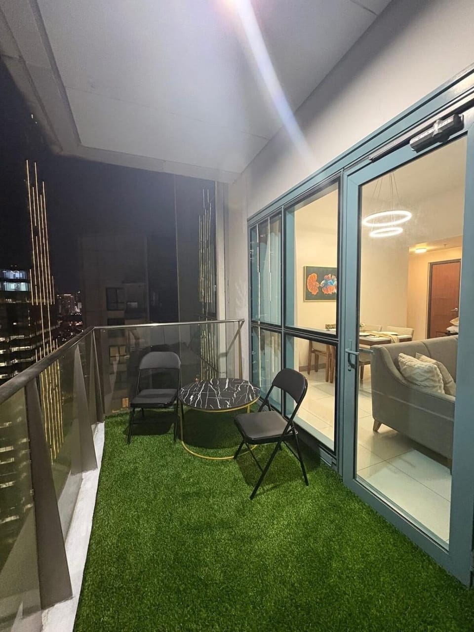 Modern Spacious 2BR in BGC with Direct Mall Access Apartment in Makati