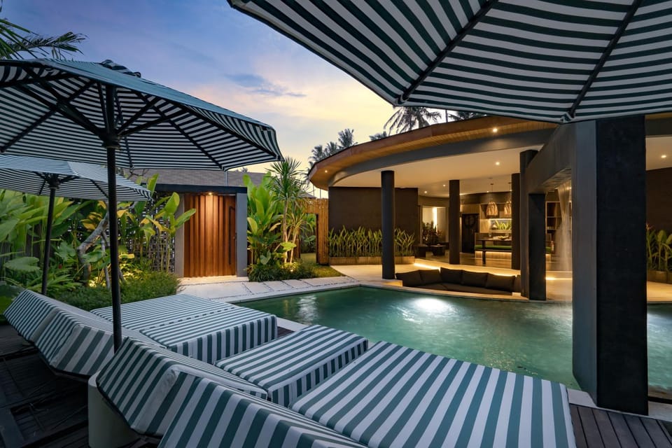 Swimming pool, sunbed
