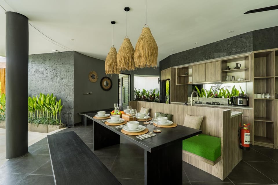 Kitchen or kitchenette, Seating area, Dining area