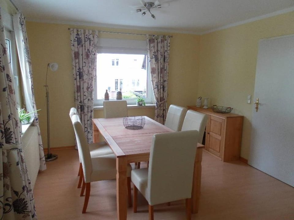 Dining area, Food