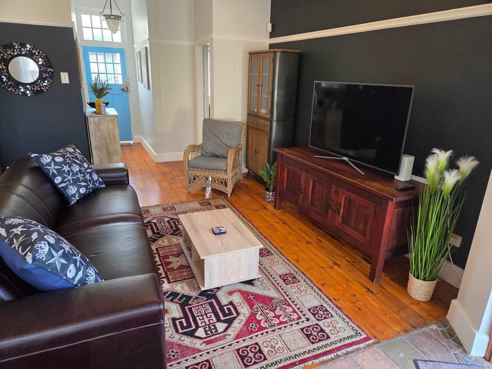 TV and multimedia, Living room, Seating area, Evening entertainment