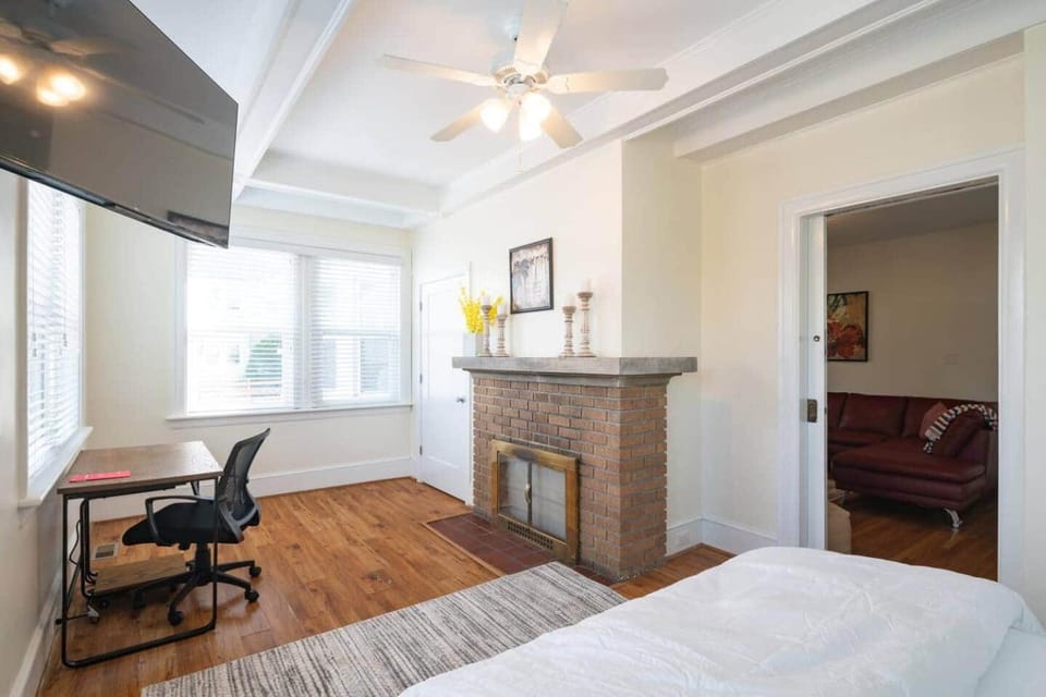 “Red” 2-bedrm Apt in Jenkintown w/Free Parking Apartment in Jenkintown