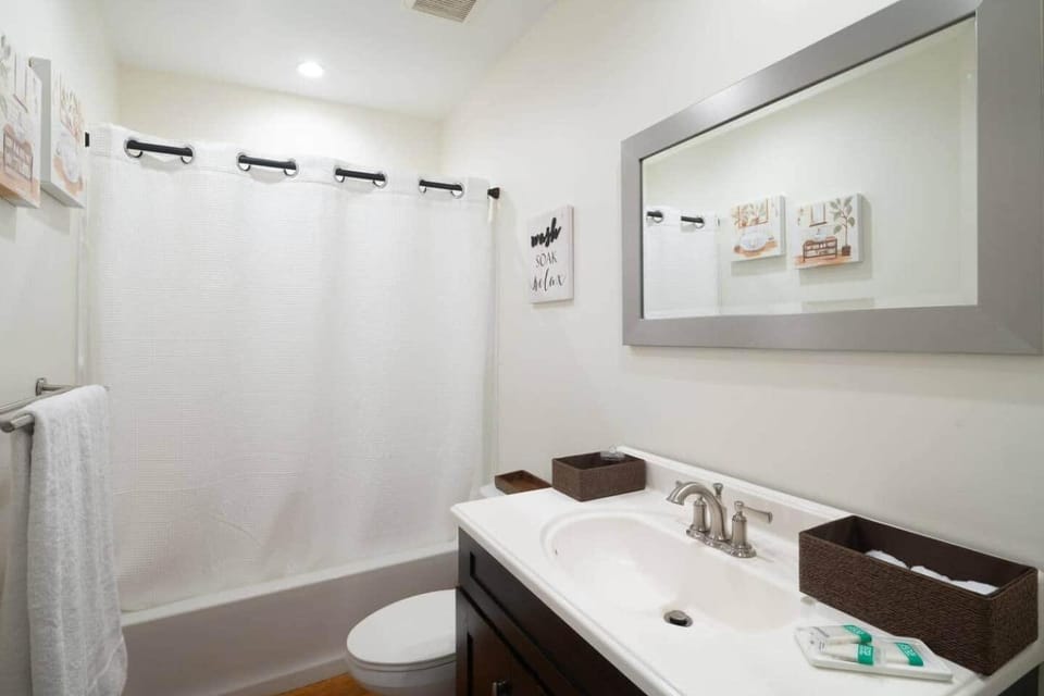 “Red” 2-bedrm Apt in Jenkintown w/Free Parking Apartment in Jenkintown