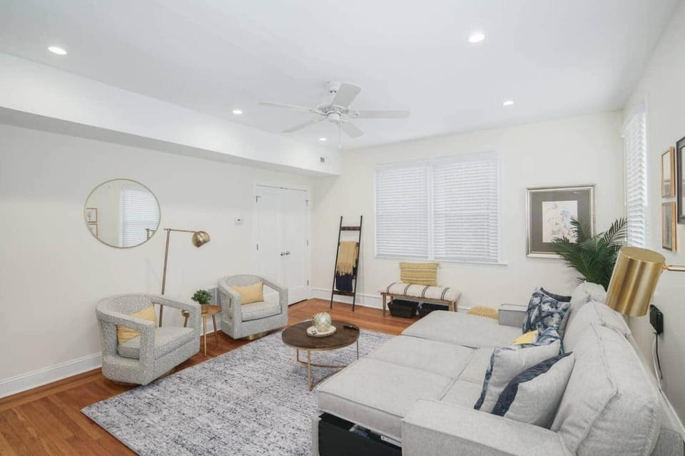Shop, Eat, Rest 1 bdrm Apt w/Onsite Free Parking Apartment in Jenkintown