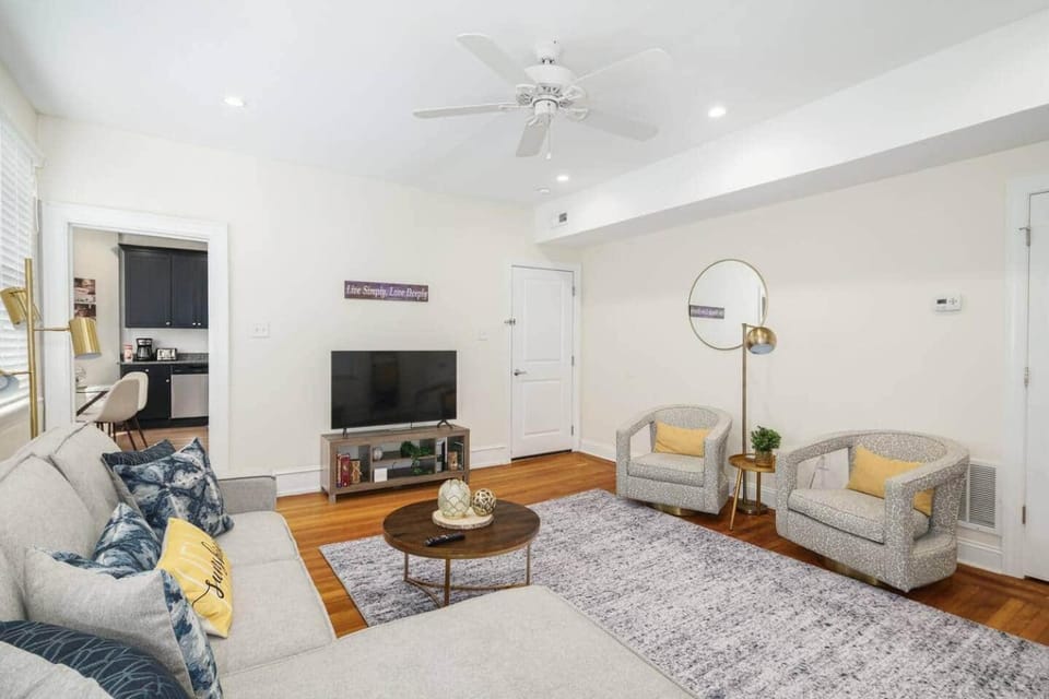 Shop, Eat, Rest 1 bdrm Apt w/Onsite Free Parking Apartment in Jenkintown