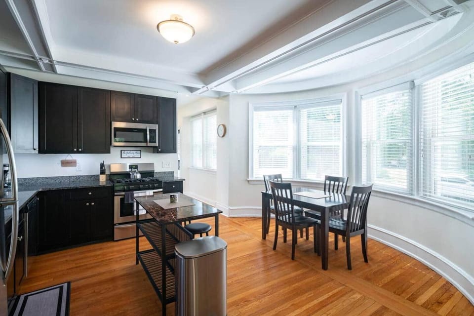 Cool “Blue” 2-bdrm Apt in Suburbs w/Free Parking Apartment in Jenkintown
