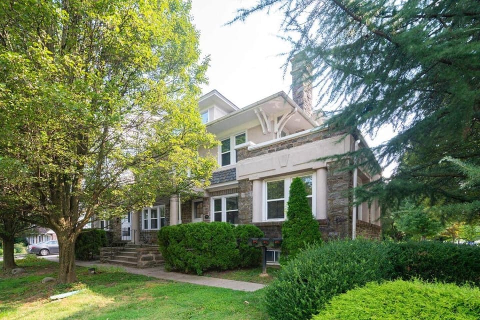 Cool “Blue” 2-bdrm Apt in Suburbs w/Free Parking Apartment in Jenkintown