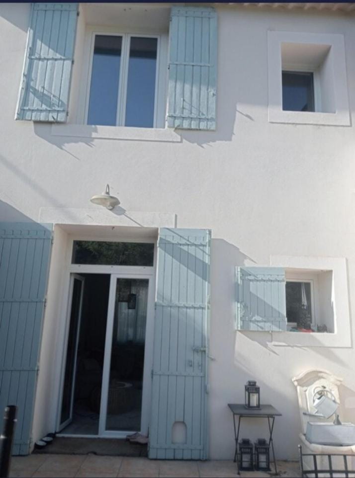 Petit mas de village près d'Avignon vue pinède House in Avignon