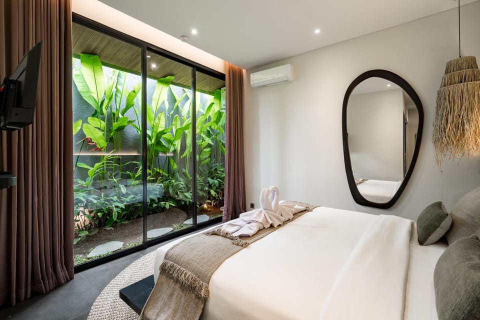 Bed, TV and multimedia, Bedroom