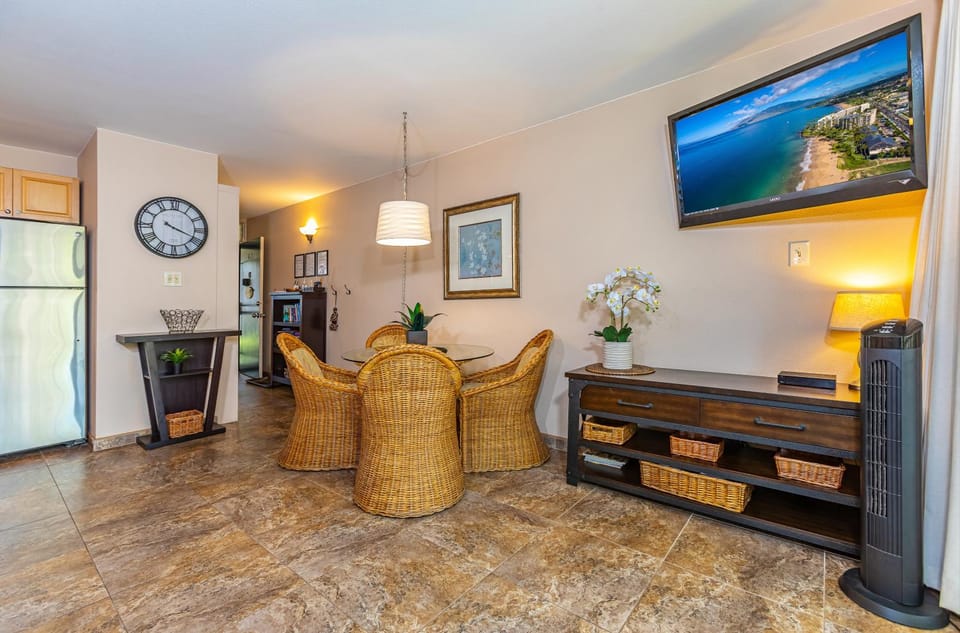 Kihei Kai Nani #2-210 Across From Kamaole Beach II Great Rates, A/C, Wifi Apartment in Wailea