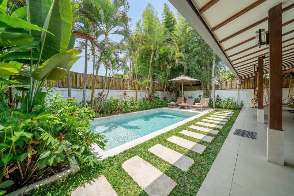 Patio, Swimming pool, sunbed