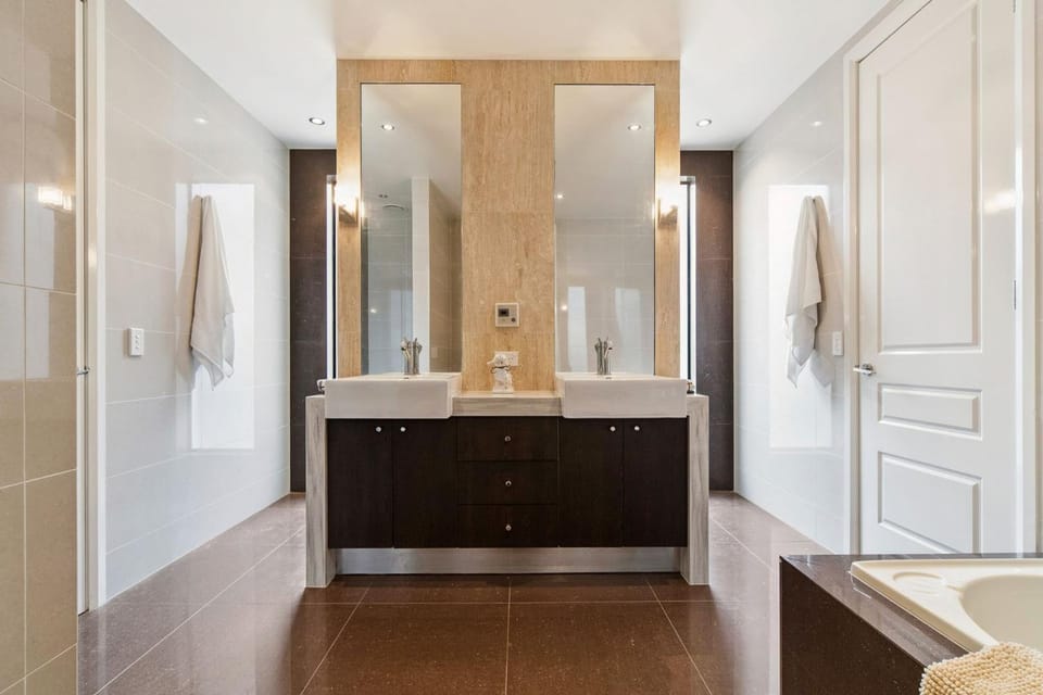 The Ultimate Family Entertainer. Bay Views, Spa & Games House in Melbourne