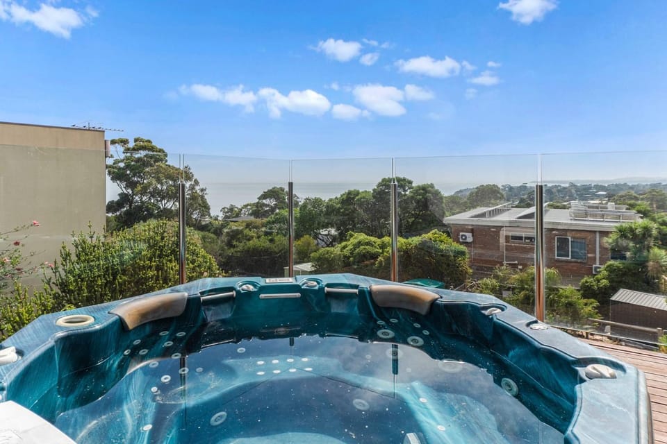 The Ultimate Family Entertainer. Bay Views, Spa & Games House in Melbourne