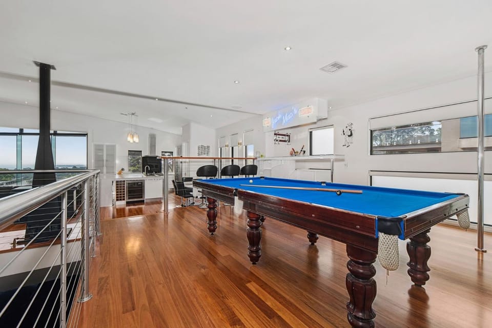The Ultimate Family Entertainer. Bay Views, Spa & Games House in Melbourne