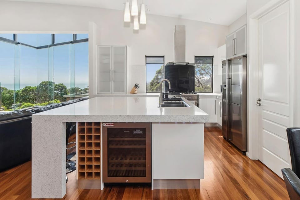 The Ultimate Family Entertainer. Bay Views, Spa & Games House in Melbourne