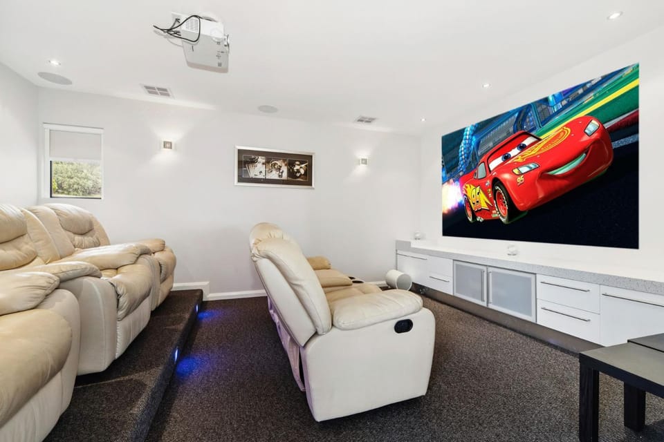 The Ultimate Family Entertainer. Bay Views, Spa & Games House in Melbourne