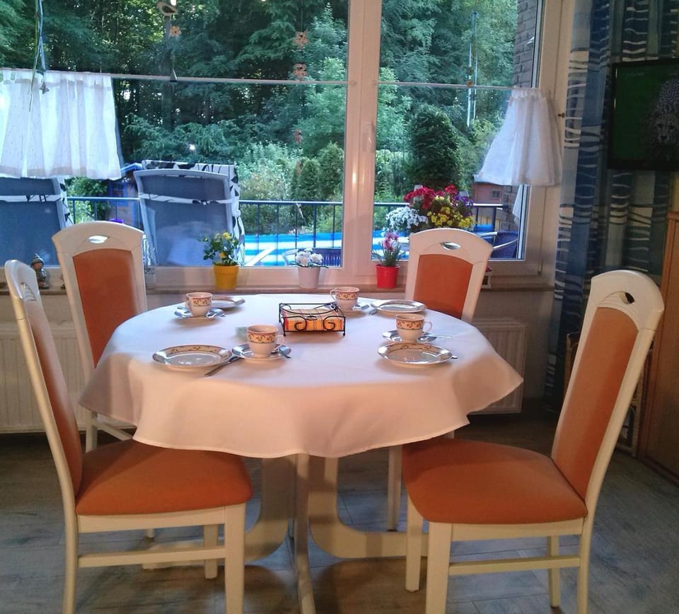 Photo of the whole room, Dining area