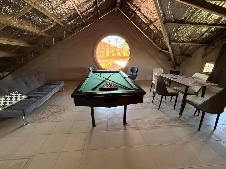 Billiard, Game Room