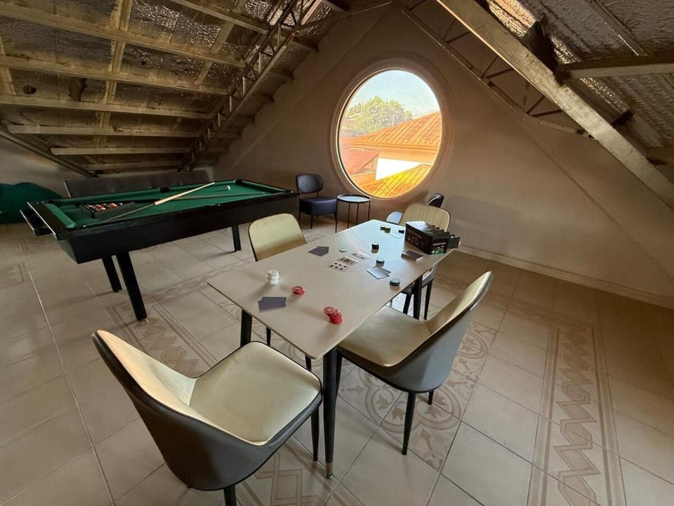 Billiard, Game Room